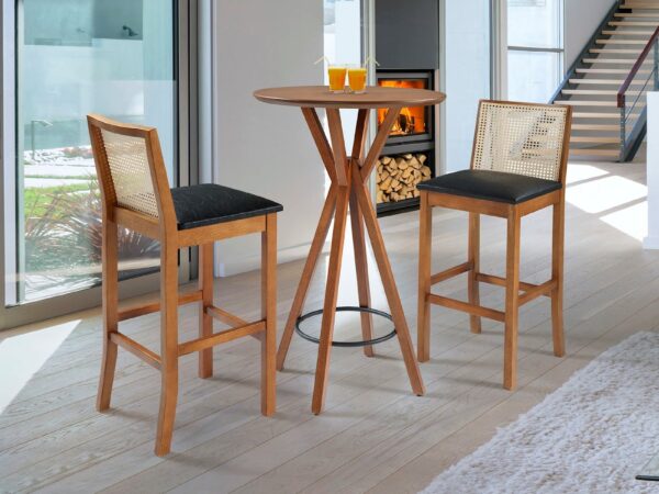 Aposte no clássico: Banquetas de madeira e seu encanto na decoração da cozinha